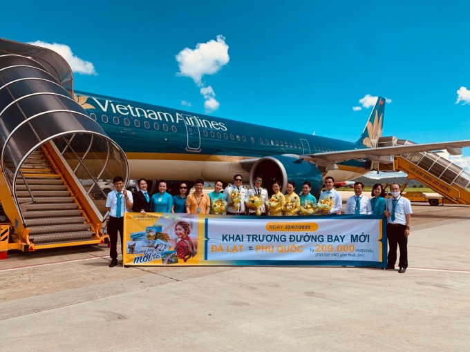 Ông Đào Mạnh Kiên (áo vàng), Giám đốc Chi nhánh Vietnam Airlines khu vực Miền Trung, tặng hoa cho tổ bay thực hiện chuyến bay đầu tiên tại sân bay Liên Khương (Đà Lạt).