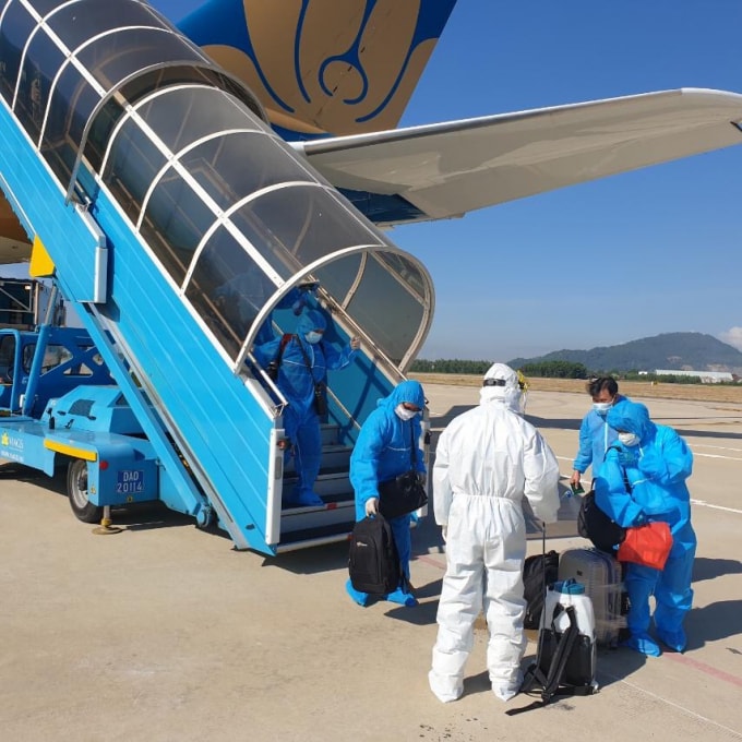 Hành khách, tổ bay được phun khử trùng và tổ chức cách li theo đúng qui định