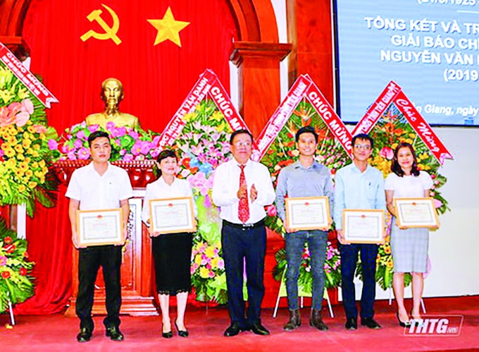 Ban Tổ chức Giải Báo chí Nguyễn Văn Nguyễn lần thứ XII trao thưởng cho các tác giải đạt giải. Ảnh Minh Trung