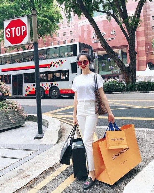 Có được chiếc thẻ này là có thể mua bất cứ thứ gì mà không cần nhìn giá, kể cả siêu xe chục tỉ đồng hay biệt thự vài trăm tỉ, chỉ cần quẹt thẻ là xong.