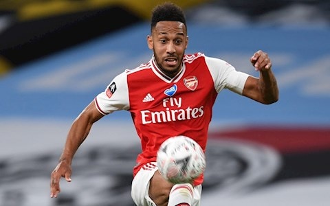 Cầu thủ Aubameyang sẽ được nhận mức lương 250,000 bảng/tuần nếu ở lại Arsenal. Ảnh: internet.