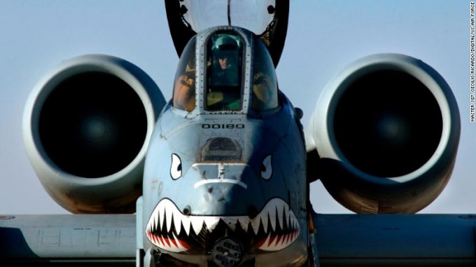 Một máy bay phản lực tấn công A-10 của Không quân Hoa Kỳ được chụp tại Iraq năm 2004. Mũi biểu tượng của Hổ Bay trên phi đội A-10.