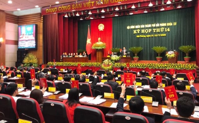 Các đại biểu HĐND thành phố- Biểu quyết thông qua nghị quyết kỳ họp