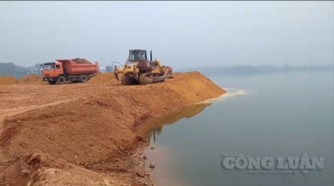 Hàng loạt doanh nghiệp được Tổng cục Thủy lợi chỉ mặt có nhiều vi phạm tại khu vực hồ Đại Lải trong đó có Công ty TNHH Đại Lải Việt Nam khi doanh nghiệp này tiến hành bạt đồi, lấp hồ.