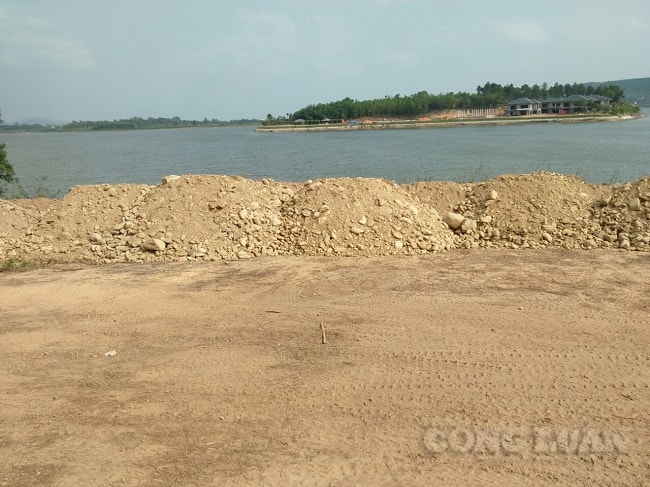 Hàng vạn mét khối đất đã được doanh nghiệp cho san nền, lấn hồ xây dựng biệt thự.