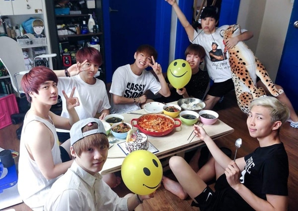 7 thành viên BTS những ngày đầu sống chung trong một căn hộ nhỏ.