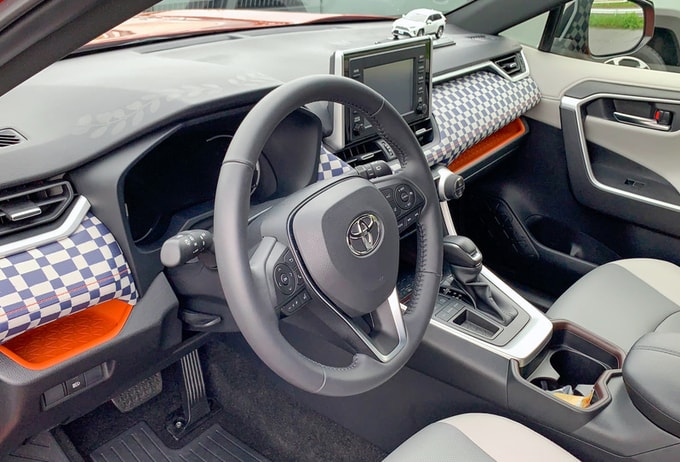 Phần nội thất của RAV4 bản limo trẻ trung hơn so với bản tiêu chuẩn. Ảnh: internet.