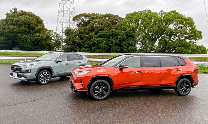 RAV4 phiên bản limousine màu cam bên cạnh một chiếc RAV4 bản tiêu chuẩn. Ảnh: internet.