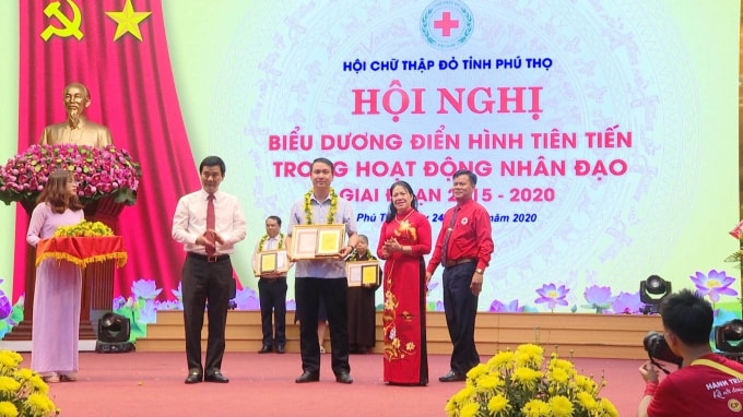 Ban tổ chức đã tôn vinh khen thưởng các tập thể, cá nhân xuất sắc.