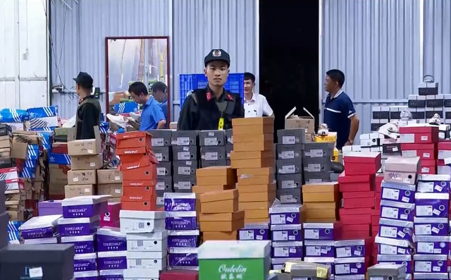 Hàng chục vạn mặt hàng nhập lậu, hàng giả tại Lào Cai được bán công khai trên Facebook. Ảnh: TL.