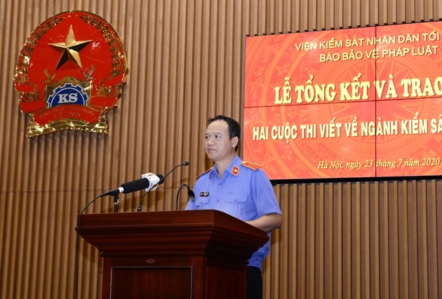 Đồng chí Nguyễn Văn Thắng, Tổng Biên tập Báo Bảo vệ pháp luật, Trưởng Ban tổ chức cuộc thi báo cáo kết quả cuộc thi. Ảnh: Đắc Thái