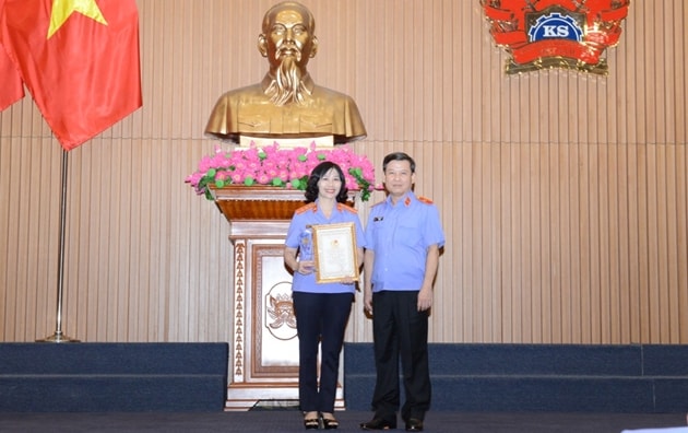 Viện trưởng Lê Minh Trí trao Chứng nhận và biểu trưng cho cá nhân đạt giải nhất cuộc thi “Tìm hiểu truyền thống 60 năm ngành Kiểm sát nhân dân”. Ảnh: Đắc Thái