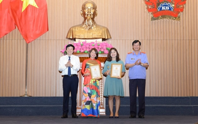Phó Viện trưởng VKSND tối cao và Phó Chủ tịch thường trực Hội nhà báo Việt Nam Hồ Quang Lợi trao Giấy chứng nhận và biểu trưng cho các tác giải đoạt giải Nhì cuộc thi viết