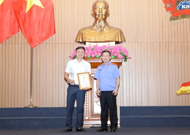 Viện trưởng Lê Minh Trí trao Chứng nhận và Kỷ niệm chương cho cá nhân đạt giải nhất cuộc thi “Chân dung cán bộ kiểm sát và Bản lĩnh Kiểm sát viên”. Ảnh: Đắc Thái