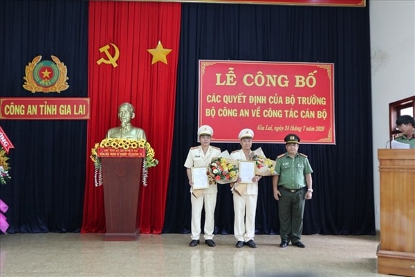 Đại tá Rah Lan Lâm trao quyết định của Bộ trưởng Bộ Công an bổ nhiệm 2 Phó Giám đốc Công an tỉnh