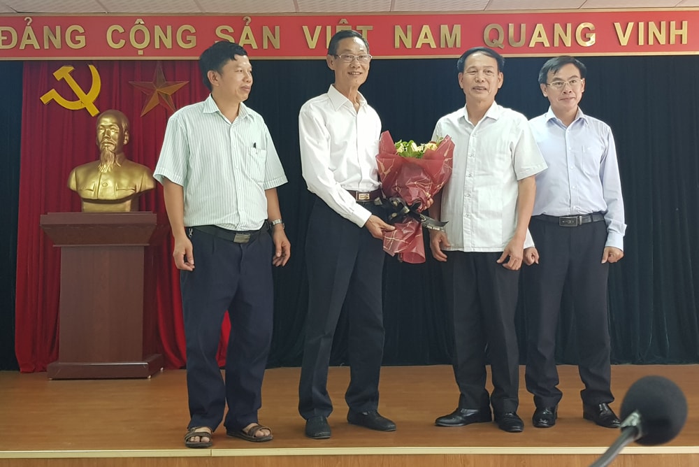 Đồng chí Nguyễn Hòa Văn, Giám đốc Cổng Thông tin Điện tử, Chủ tịch Hội Cựu chiến binh cơ quan TƯ Hội Nhà báo Việt Nam tặng hoa chúc mừng nhà báo Nguyễn Ngọc Niên - Nguyên Tổng biên tập báo Nhà báo & Công luận.