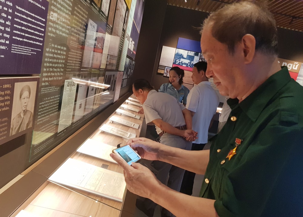 Hội viên CCB cơ quan Trung ương Hội Nhà báo Việt Nam thăm quan thực tế tại Bảo tàng Báo chí Việt Nam.