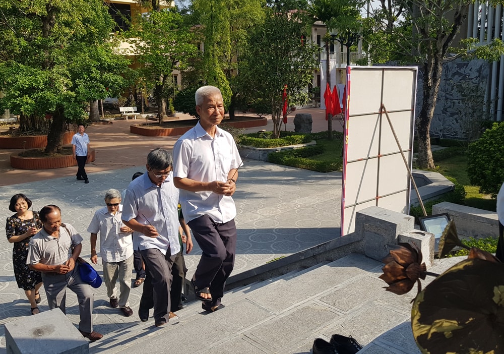 Ban Chấp hành Hội Cựu chiến binh cơ quan Trung ương Hội Nhà báo Việt Nam dâng hương tưởng nhớ các anh hùng liệt sỹ.