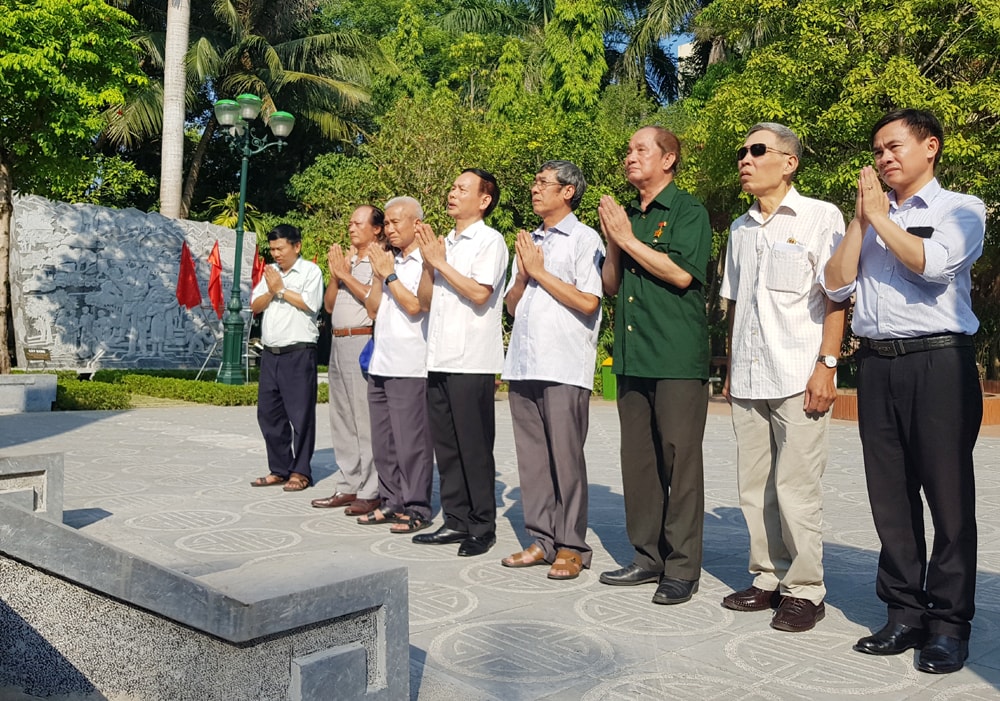 Ban Chấp hành Hội Cựu chiến binh cơ quan Trung ương Hội Nhà báo Việt Nam đã dành phút mặc niệm tưởng nhớ anh linh các Anh hùng, liệt sĩ.