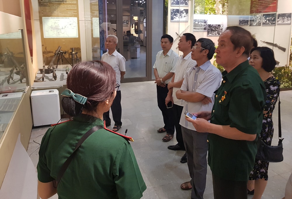 Ban Chấp hành Hội Cựu chiến binh cơ quan Trung ương Hội Nhà báo Việt Nam thăm Bảo tàng Đường Hồ Chí Minh.