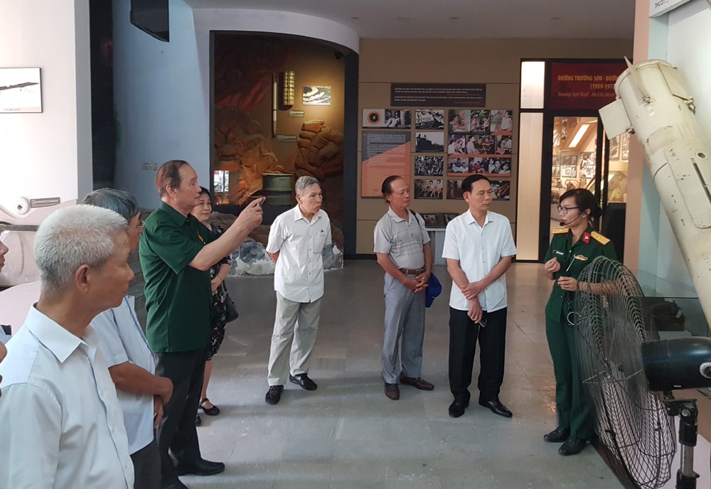 Ban Chấp hành Hội Cựu chiến binh cơ quan Trung ương Hội Nhà báo Việt Nam nghe thông tin về các hiện vật tại Bảo tàng Đường Hồ Chí Minh.