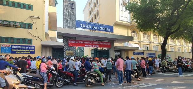 Nhiều phụ huynh chở con em mình đến địa điểm dự tuyển vào Trường chuyên Trần Đại Nghĩa.