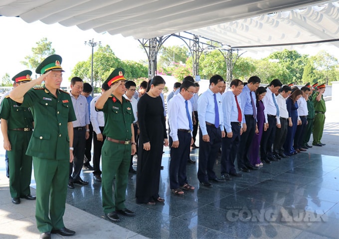 Nghiêng mình để tỏ lòng biết ơn các anh hùng liệt sỹ.