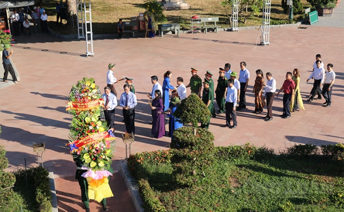 Lãnh đạo trung ương và địa phương dâng hương vào viếng các anh hùng liệt sỹ.
