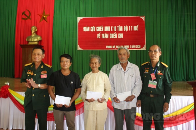 Thăm, tặng quà các gia đình chính sách huyện Phong Điền
