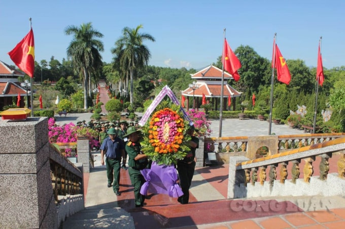 Dâng hoa tại nghĩ trang liệt sĩ Hương Điền, huyện Phong Điền.