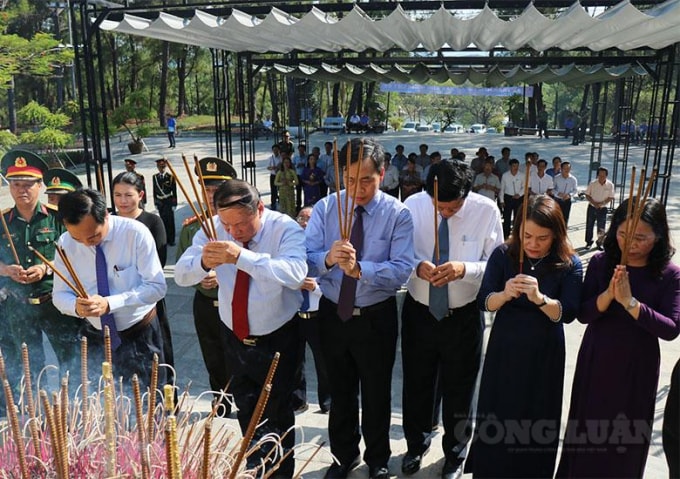 Lãnh đạo dâng hương tại nghĩa trang Quốc gia Đường 9.