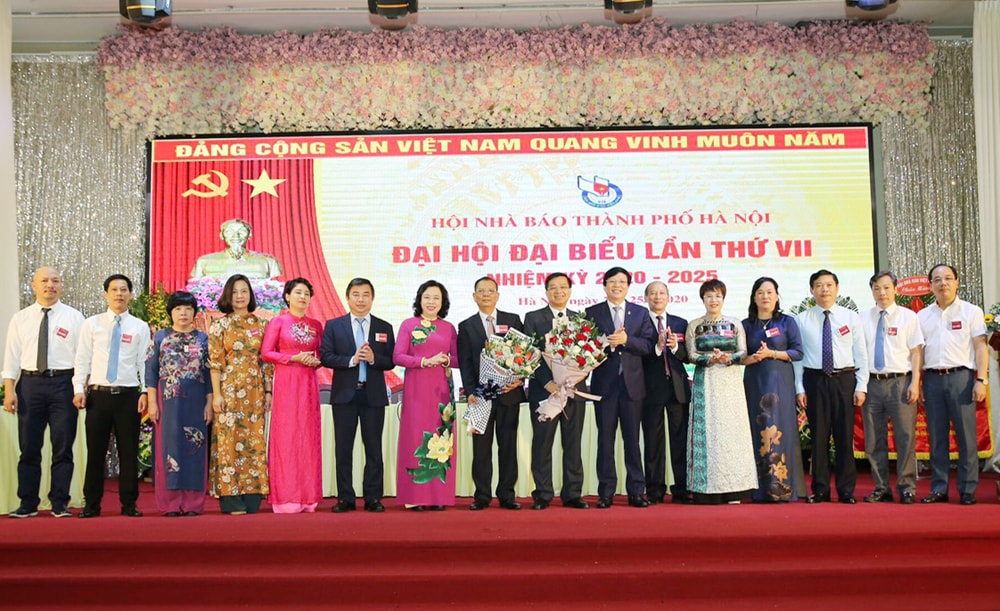 Ban Chấp hành Hội Nhà báo TP Hà Nội khóa VII, nhiệm kỳ 2020 - 2025 ra mắt Đại hội. (Ảnh Sơn Hải)