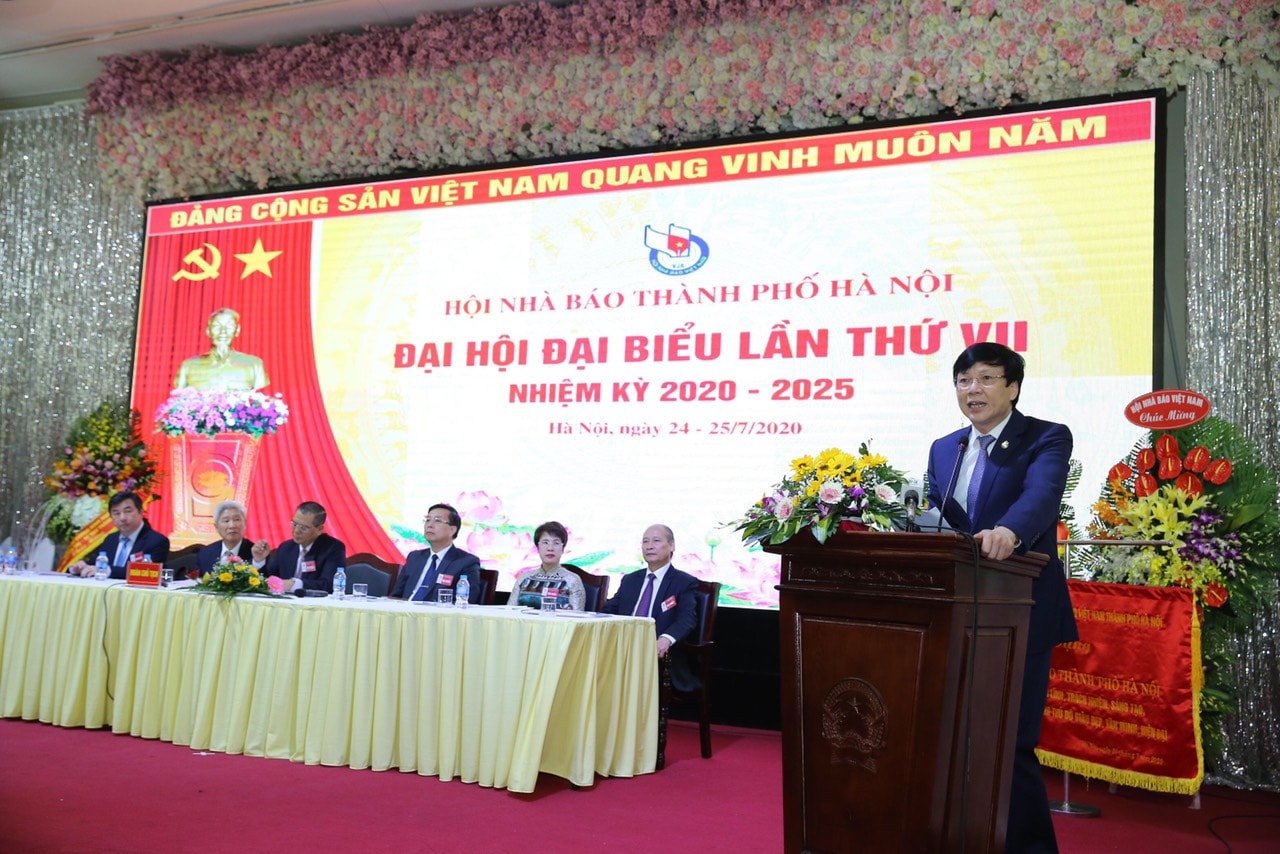 Phó Chủ tịch Thường trực Hội Nhà báo Việt Nam Hồ Quang Lợi phát biểu tại đại hội. (Ảnh Sơn Hải)