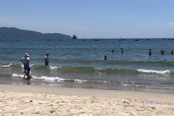 Bãi biển Mỹ Khê vắng khách mặc dù đag là thời điểm cuối tuần. Ảnh: vietnamnet.
