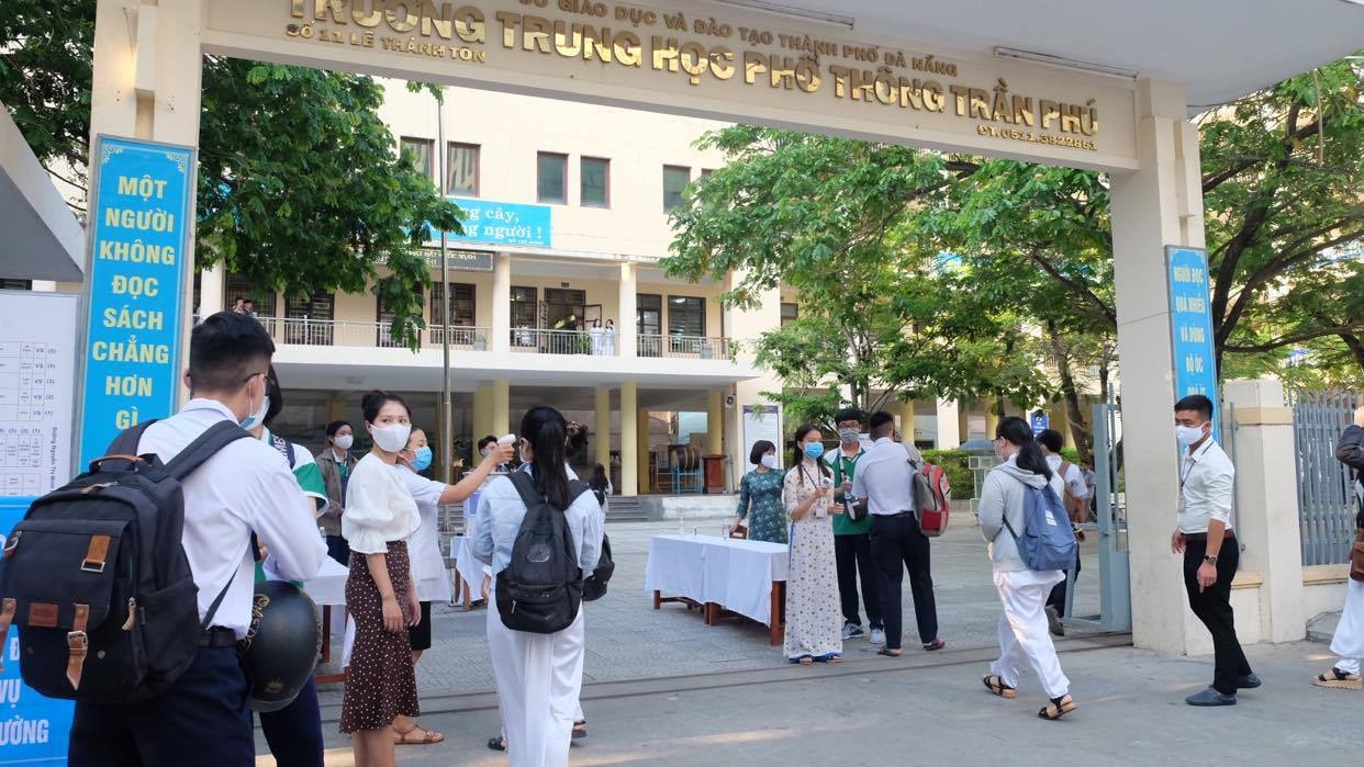 Tất cả các điểm thi THPT ở Đà Nẵng phải chuẩn bị nước rửa tay diệt khuẩn, khẩu trang, thực hiện đo thân nhiệt. Ảnh: internet.
