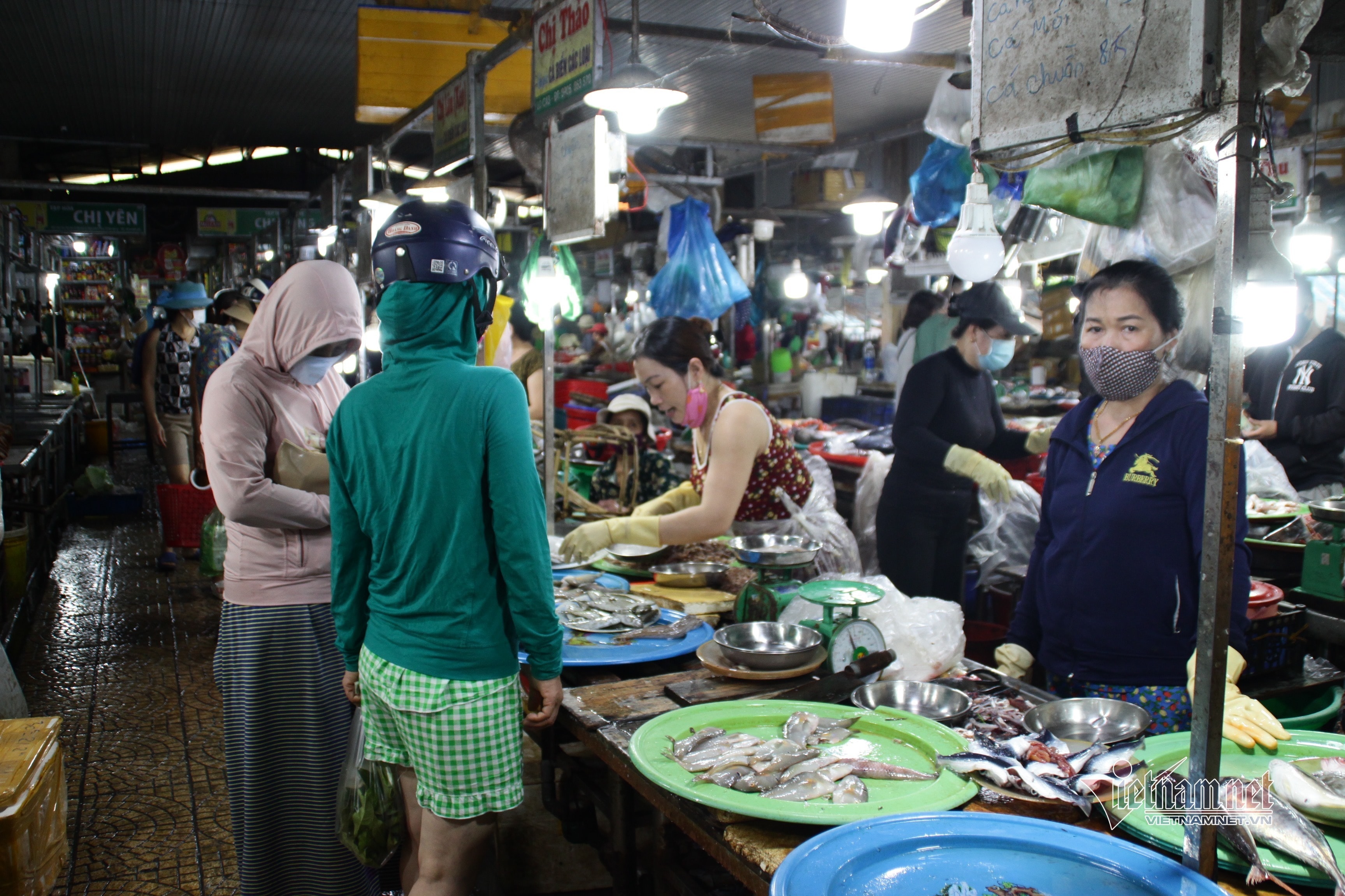 Người dân mua sắm trước giờ dãn cách ở chợ Bắc Mỹ An - Đà Nẵng. Ảnh: vietnamnet.