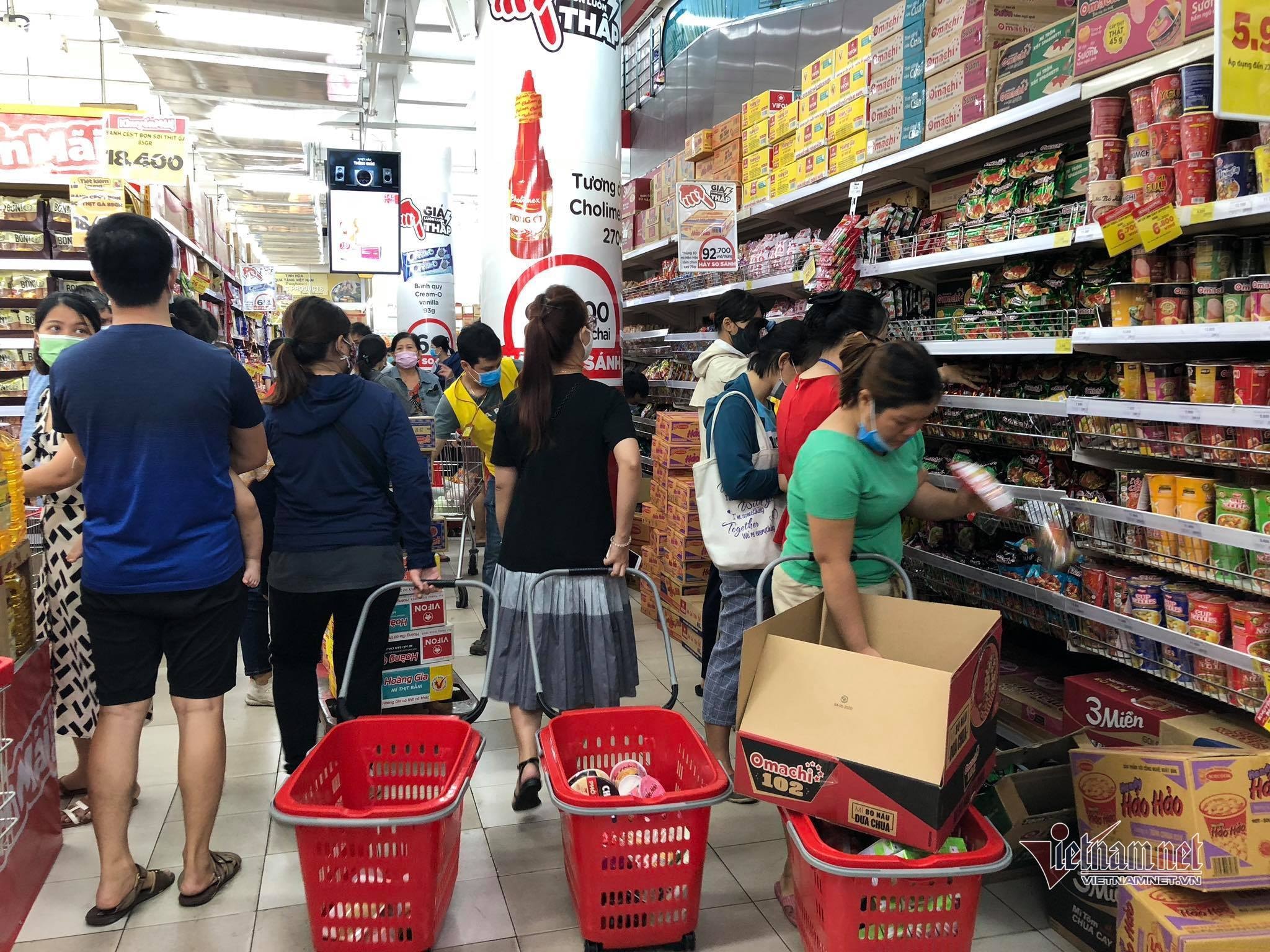 Bên trong một siêu thị, quầy mì tôm đông đúc. Ảnh: vietnamnet.