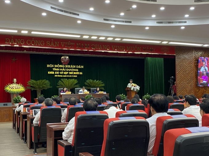 Ông Nguyễn Hoài Long, Trưởng Ban Quản lý dự án đầu tư xây dựng tỉnh phát biểu tại phiên chất vấn. Ảnh: Dương Lâm