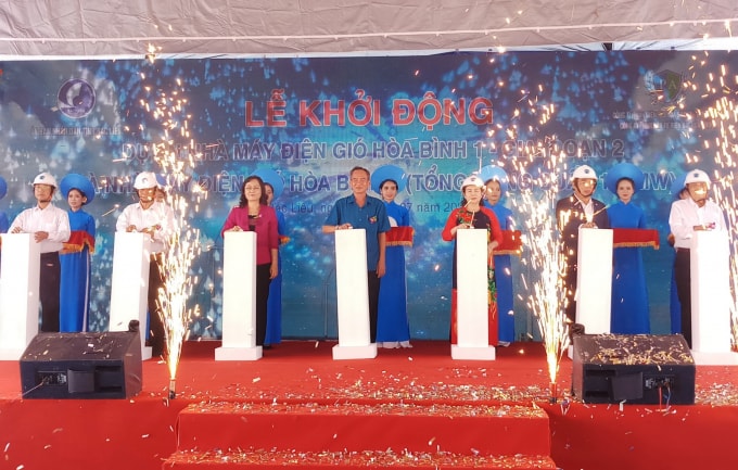 Các đại biểu bấm nút khởi động Dự án Nhà máy điện gió. (Ảnh: Minh Luân)