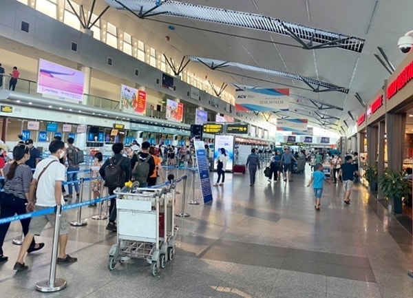 Sân bay Đà Nẵng ngày 24/7 khá đông hành khách