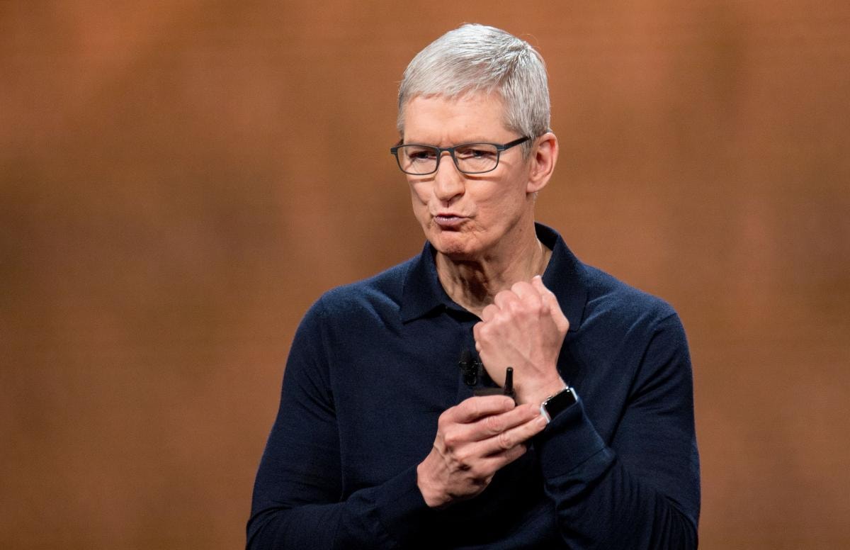 Tim Cook là một tín đồ hâm mộ sản phẩm của thương hiệu Apple Watch. Ảnh: internet.