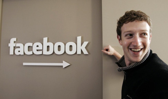 Zuckerberg là một người không câu nệ thời trang thậm chí là bỏ qua những phụ kiện rườm rà như đồng hồ. Ảnh: internet.