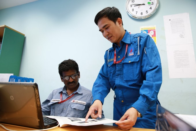 CBCNV BSR trao đổi nghiệp vụ bảo dưỡng với chuyên gia O&M.