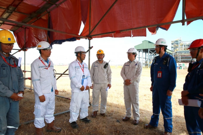 Tổng Giám đốc BSR Bùi Minh Tiến thăm hỏi công việc của nhà thầu và động viên anh em công nhân, kỹ sư nhà thầu đang thực hiện công tác chuẩn bị cho BDTT.