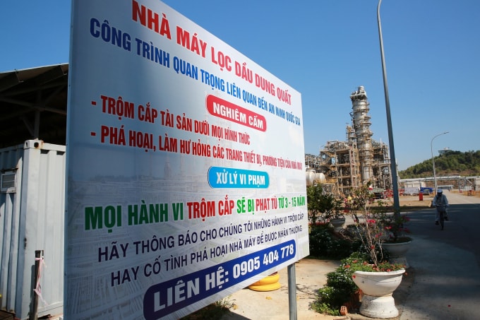 Các banner, biển báo an ninh đã được trang bị mới.