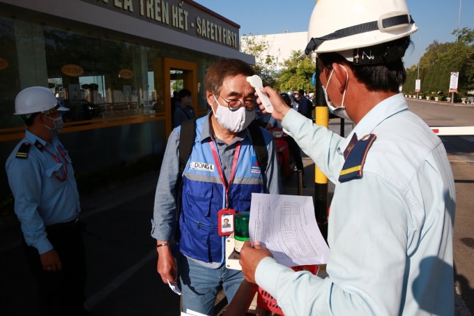 Kiểm tra tờ khai y tế và check in thẻ ra vào trước khi cấp phép cho nhân sự Nhà thầu vào làm việc tại Nhà máy.