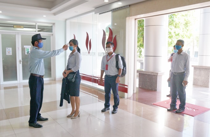 CBCNV BSR nghiêm túc giữ khoảng cách, sát khuẩn tay tại trụ sở chính Công ty.