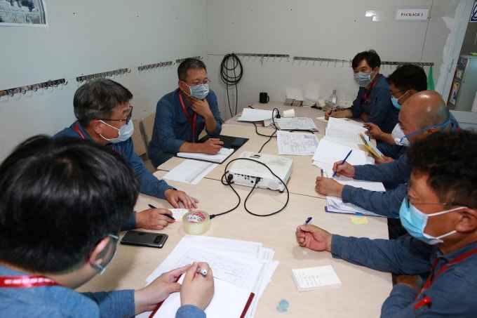 Các chuyên gia Hàn Quốc chuẩn bị cho Bảo dưỡng tổng thể NMLD Dung Quất nghiêm túc đeo khẩu trang khi làm việc.