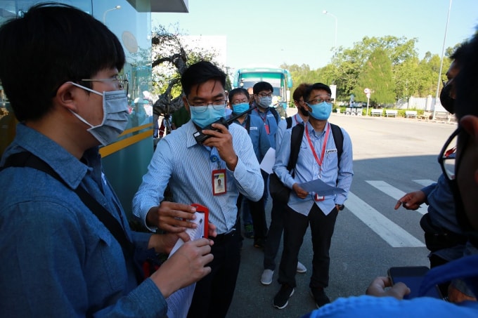 Sau khi khai báo y tế và cấp quyền quẹt thẻ, nhân sự Nhà thầu sẽ được đo thân nhiệt trước khi vào Nhà máy.