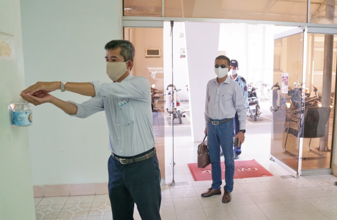 CBCNV BSR sau khi kết thúc ca làm việc cũng phải đeo khẩu trang suốt quá trình di chuyển trong Nhà máy và trên xe ca về nơi sinh sống.